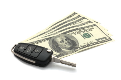 kluczyk od auta i plik banknotów dolarowych