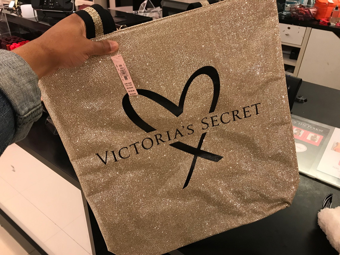 victorias-secret-fashion-show-tote-112817.jpg