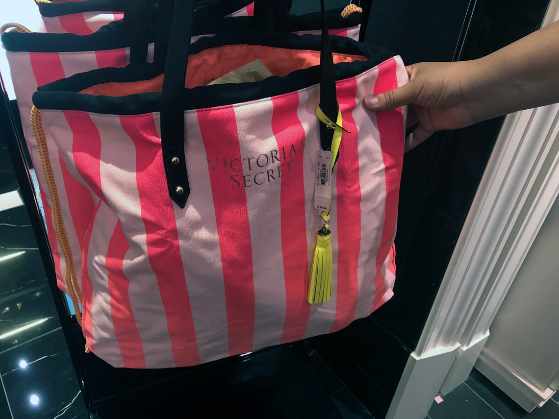 victorias-secret-tote-052318c-1527091570.jpg
